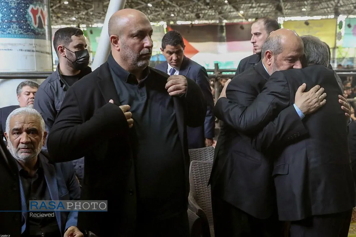 اقامه نماز توسط رهبر معظم انقلاب بر پیکر شهید اسماعیل هنیه