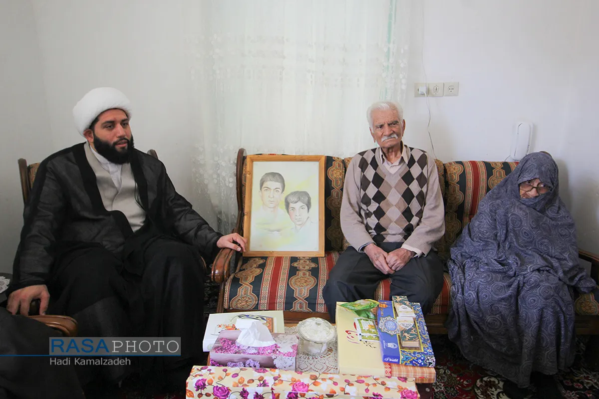 دیدار و تکریم خانواده شهدا با حضور جمعی از طلاب در بیرجند&lrm;