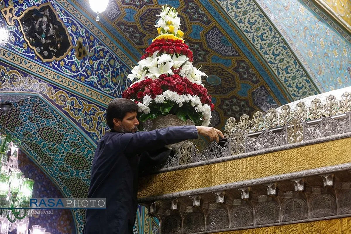 تعویض پرچم گنبد منور رضوی به مناسبت وفات حضرت معصومه(سلام&zwnj;الله&zwnj;علیها)