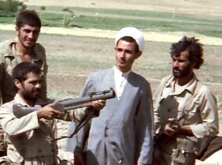 سنگرنشینی در لباس تبلیغ؛ انتشار تصاویر دیده نشده حجتالاسلام خلیلی یزدی در جبهههای نبرد سنگرنشینی در لباس تبلیغ؛ انتشار تصاویر دیده نشده حجتالاسلام خلیلی یزدی در جبهههای نبرد