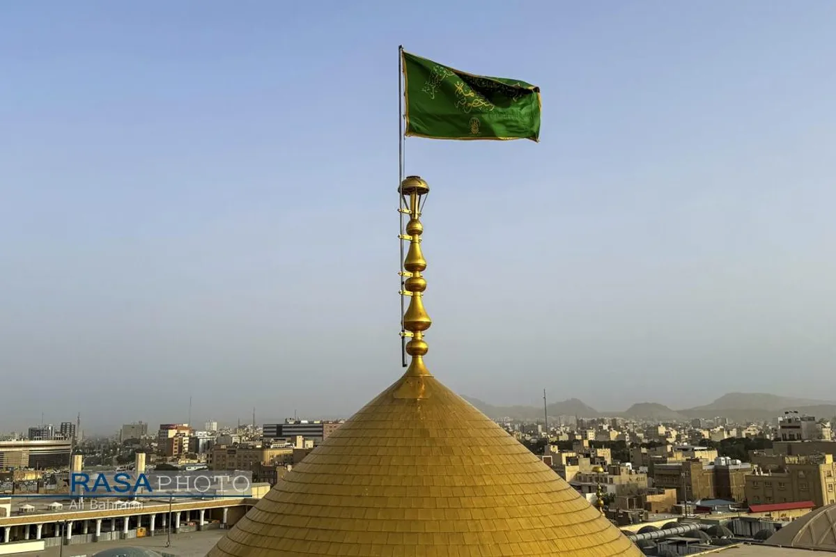 تعویض پرچم گنبد مطهر حرم حضرت معصومه (س) در آغاز ماه محرم