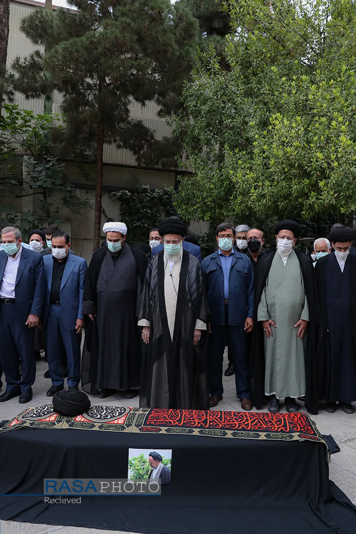 اقامه نماز توسط مقام معظم رهبری بر پیکر حجت&zwnj;&zwnj;&zwnj;الاسلام و المسلمین دعائی