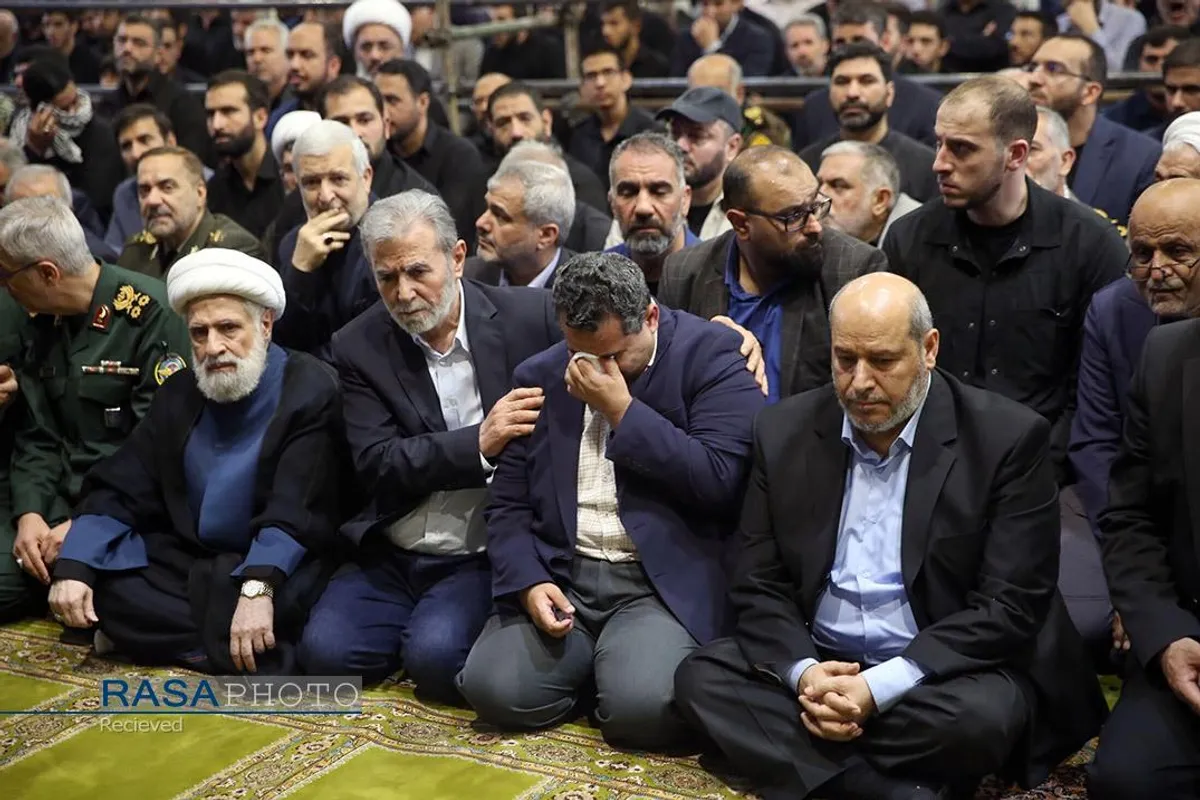 اقامه نماز توسط رهبر معظم انقلاب بر پیکر شهید اسماعیل هنیه