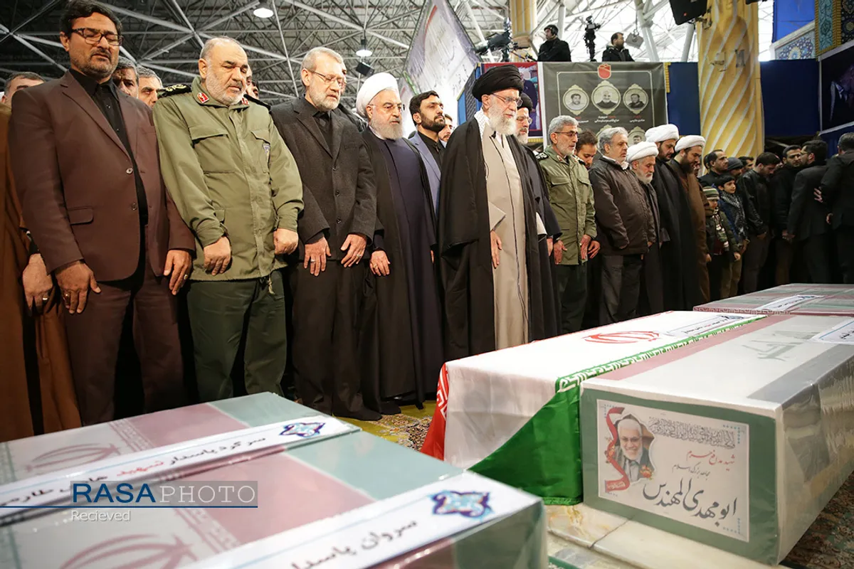 اقامه نماز توسط مقام معظم رهبری بر پیکر سپهبد شهید حاج قاسم سلیمانی و یارانش