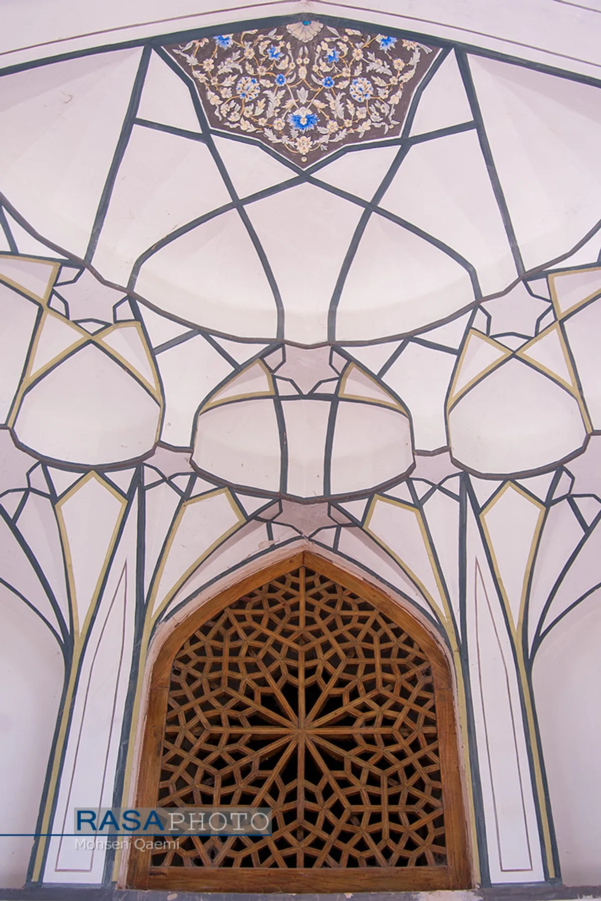 استفاده از هنر نجاری و نوع رنگ آمیزی طاق حجره های  حوزه علمیه صدر بازار اصفهان