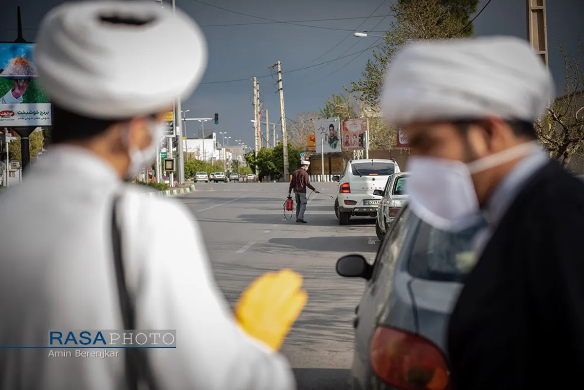 ضد عفونی خودرو&zwnj;ها توسط طلاب و دانشجویان در شیراز
