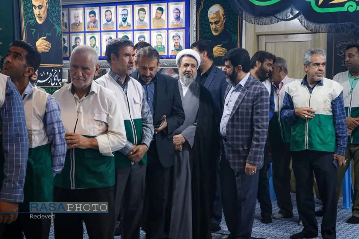 حضور حجت الاسلام والمسلمین علیدادی سلیمانی نماینده ولی فقیه در استان کرمان در پای صندوق رای دومین دوره چهاردهمین انتخابات ریاست جمهوری