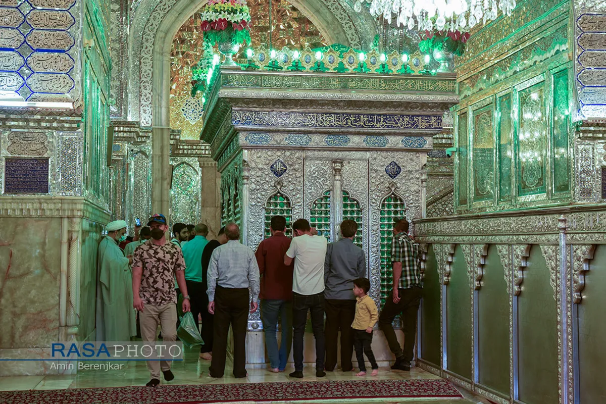 جزء خوانی قرآن کریم در حرم مطهر احمد بن موسی (ع) شیراز