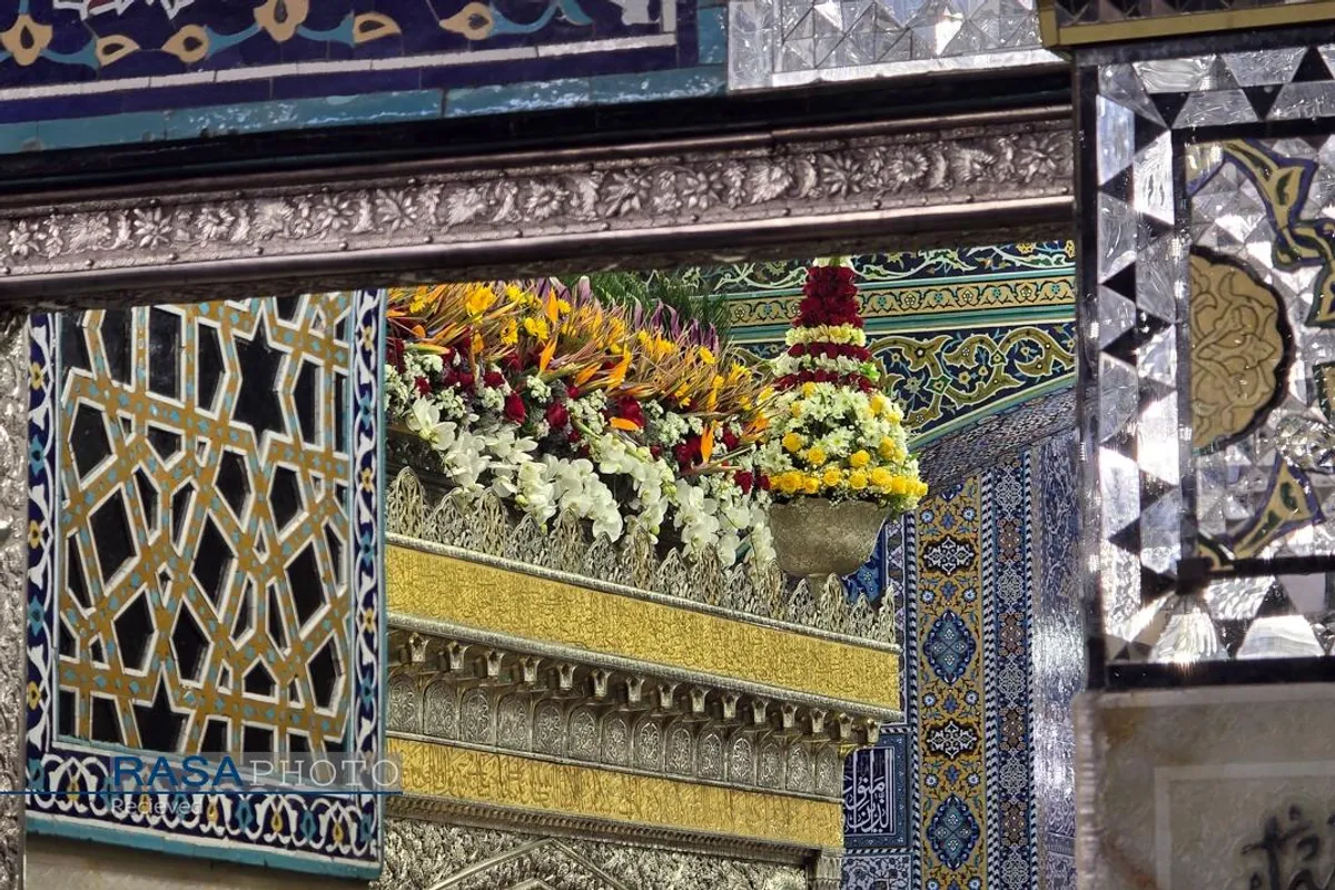 گل&zwnj;آرایی ضریج مطهر حضرت امام رضا (علیه&zwnj;السلام) در شب نیمه شعبان