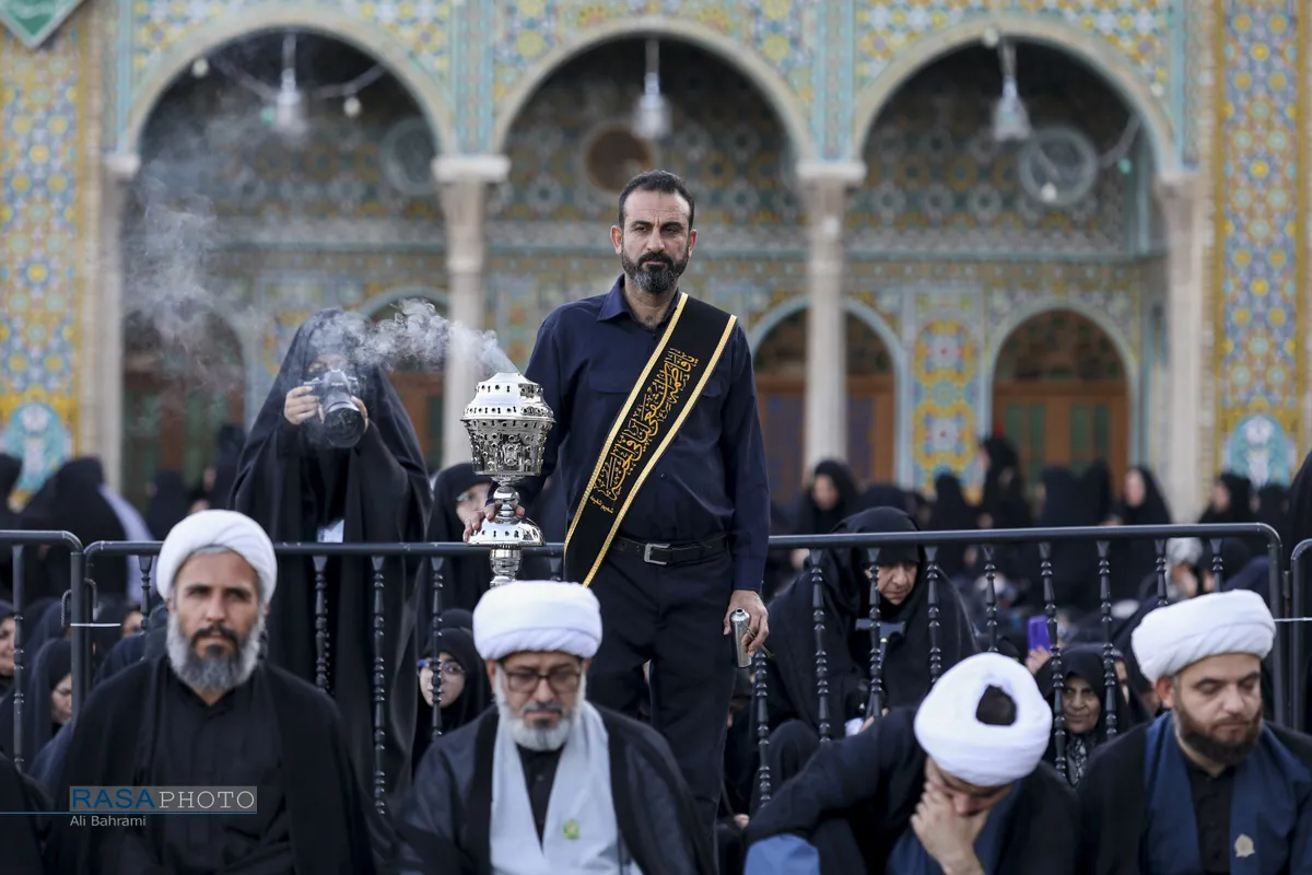 اهتزاز پرچم عزای حضرت فاطمه معصومه (سلام&zwnj;الله&zwnj;علیها) در حرم مطهر
