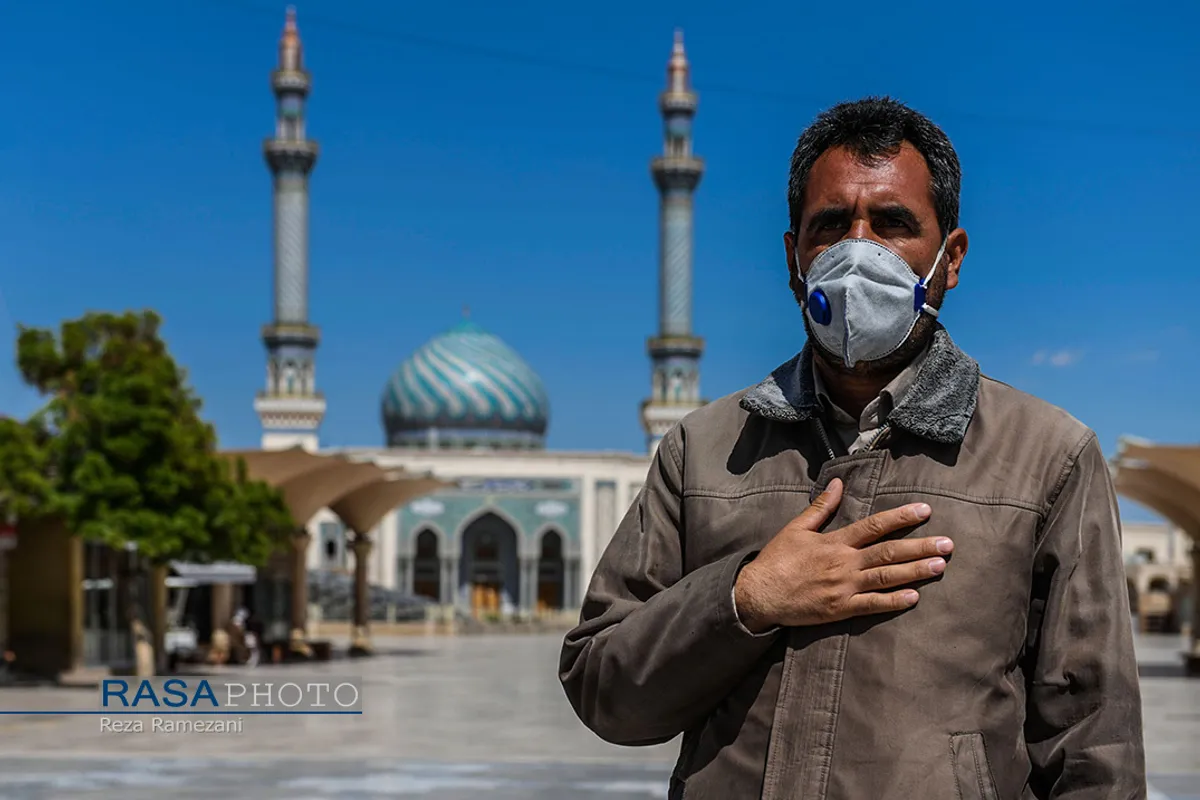 در&zwnj;های حرم مطهر حضرت معصومه (سلام الله علیها) از ۲۶ اسفند ۱۳۹۸ به روی زائران بسته شد. اکنون شاهد جلوه&zwnj;های زیبای کمتر دیده شده، از ابراز ارادت به محبان خاندان پیامبر هستیم.