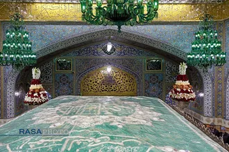 تعویض گل&zwnj;های ضریح و آماده سازی حرم مطهر رضوی در آستانه میلاد حضرت جواد الائمه (علیه السلام)