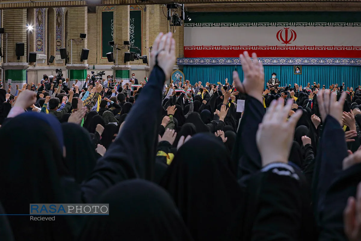 دیدار جمعی از دانش&zwnj;آموزان با مقام معظم رهبری1
