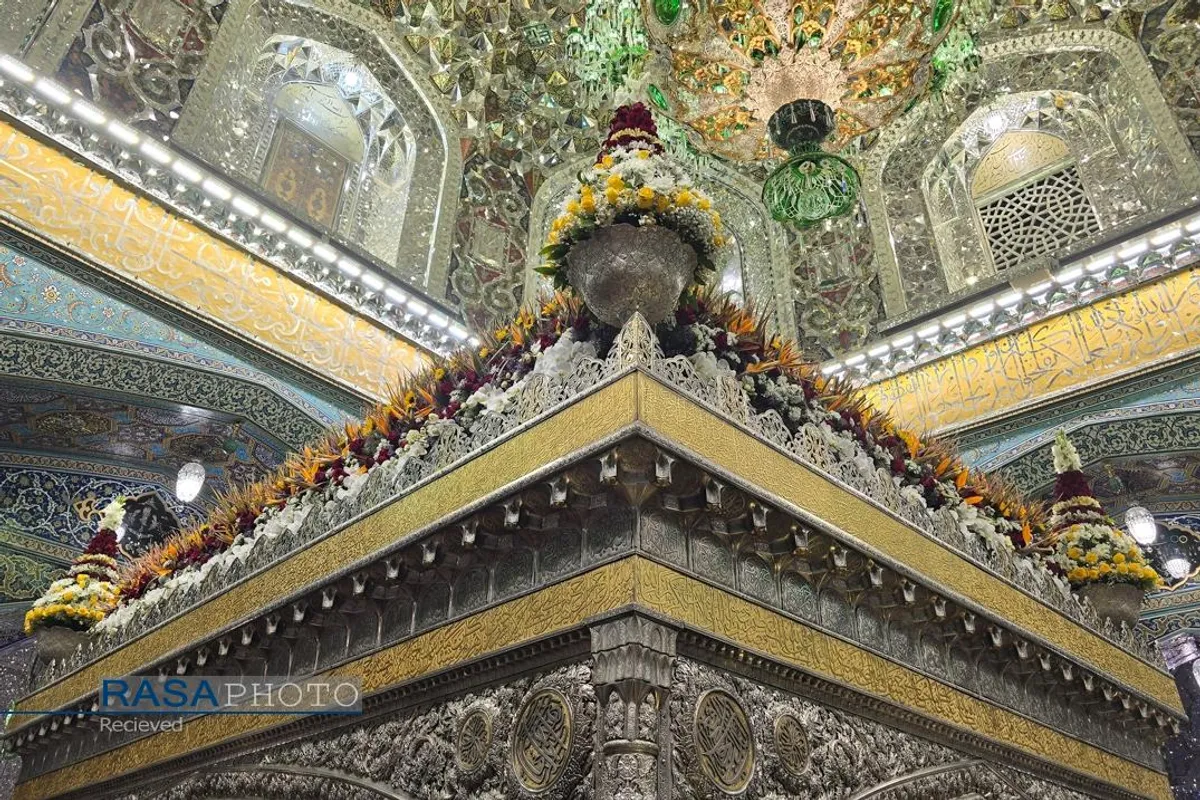گل&zwnj;آرایی ضریج مطهر حضرت امام رضا (علیه&zwnj;السلام) در شب نیمه شعبان