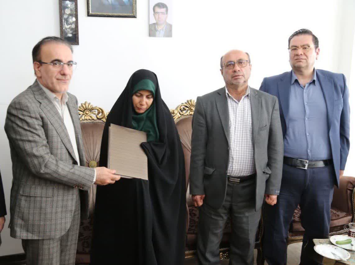 دیدار رئیس نظام پزشکی کشور با خانواده شهید پزشک جنگ ۱۲ روزه در بروجن دیدار رئیس نظام پزشکی کشور با خانواده شهید پزشک جنگ ۱۲ روزه در بروجن