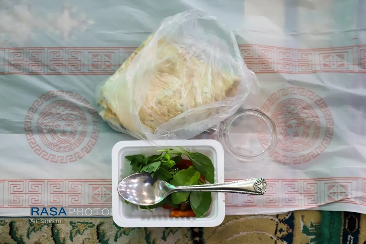 سنت حسنه اطعام روزه&zwnj;داران با سفره افطاری ساده در مسجد