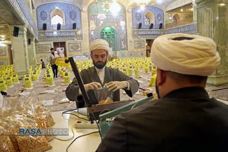 آماده سازی بسته&zwnj;های کمک معیشتی حضرت آیت الله مکارم شیرازی