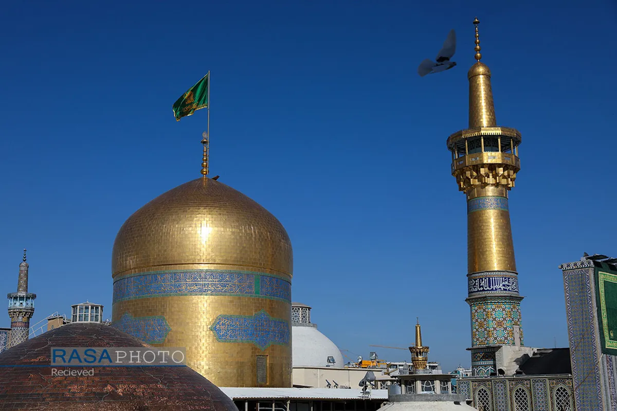 آیین تعویض پرچم گنبد منور رضوی در روز میلاد امام رضا(علیه&zwnj;السلام)