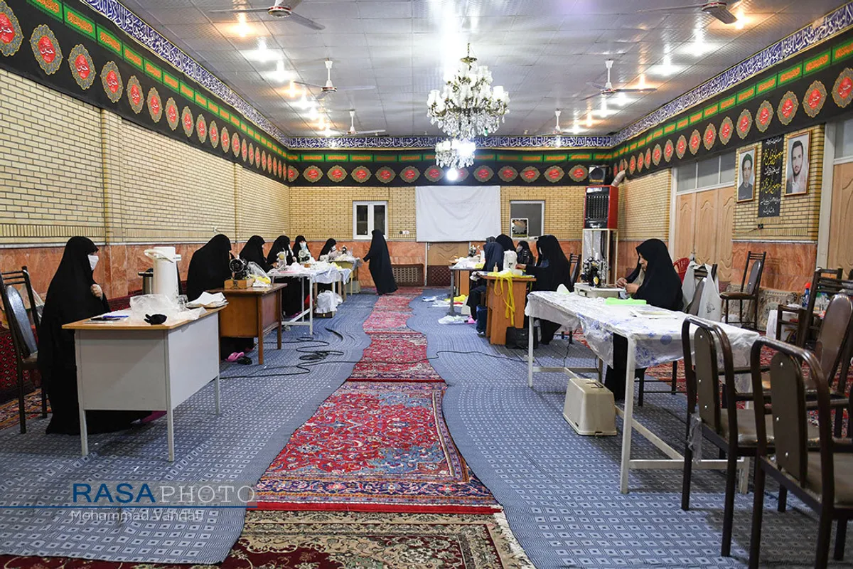 دوخت ماسک و لباس گان توسط بانوان خادمیار رضوی در قم