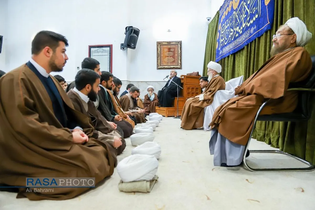 جشن روز مبعث و عمامه&zwnj;گذاری تعدادی از طلاب حوزه علمیه قم در بیوت مراجع تقلید