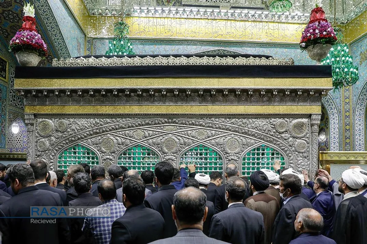 غبارروبی ضریح مطهر رضوی در آستانه دهه &laquo;ولایت و امامت&raquo;