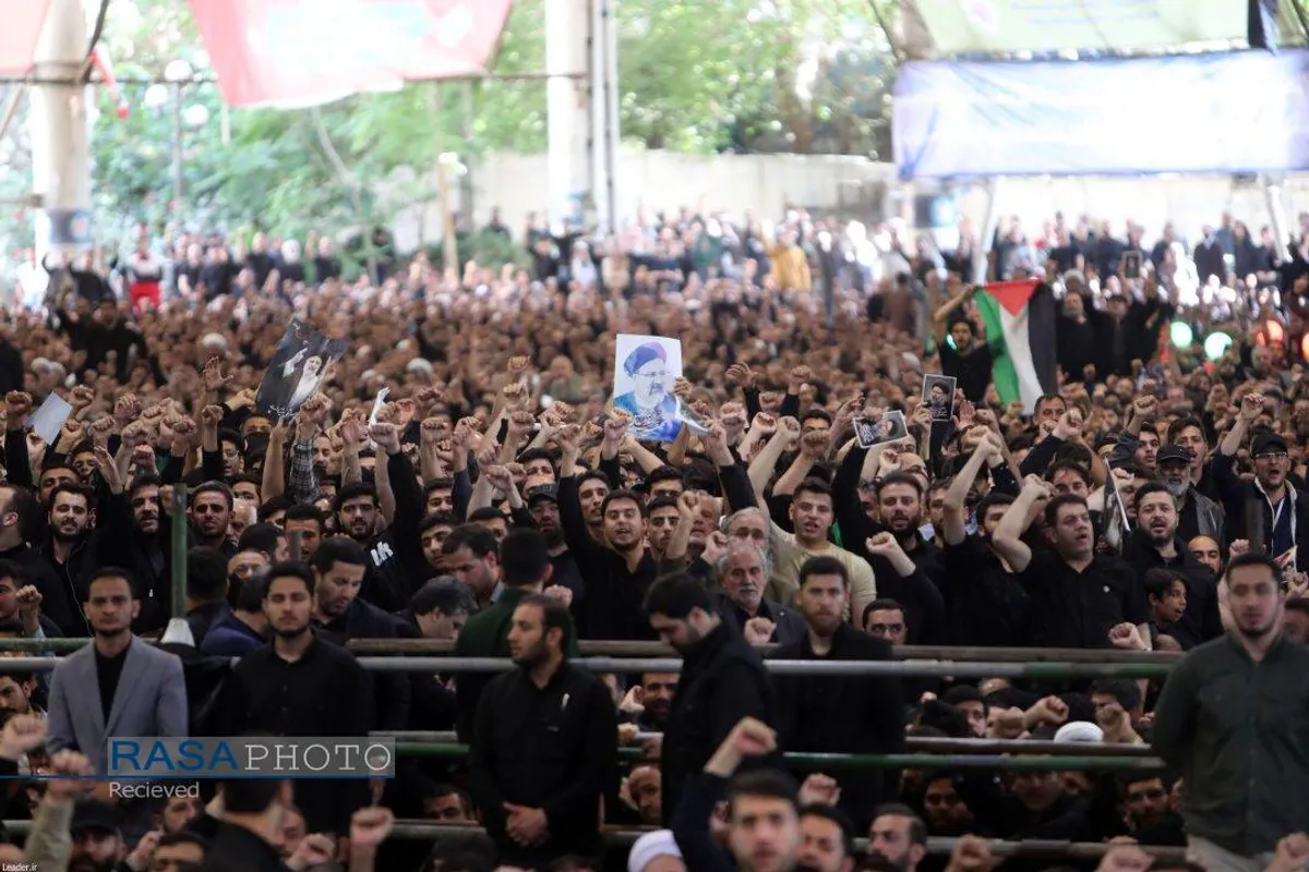 اقامه نماز توسط رهبر معظم انقلاب بر پیکر شهدای خدمت