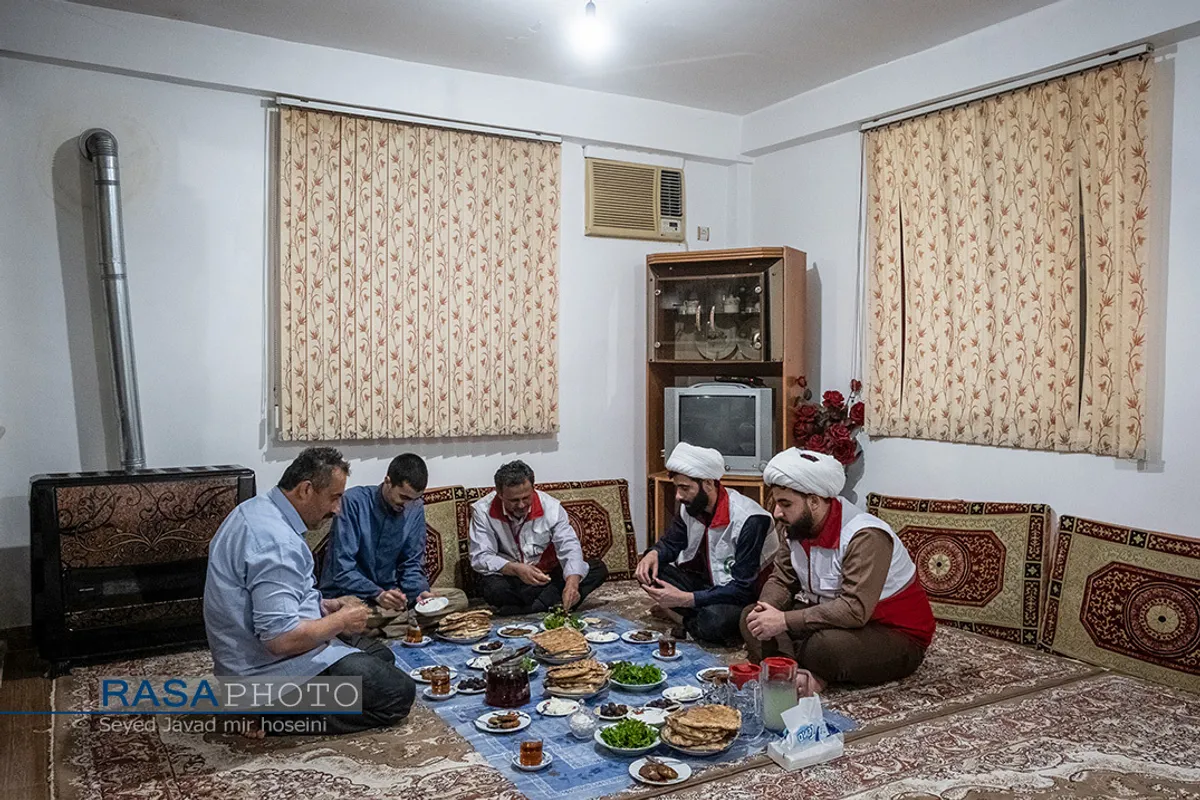 همکاری طلاب جهادی با جمعیت هلال احمر در توزیع ۴۵۰ بسته معیشتی