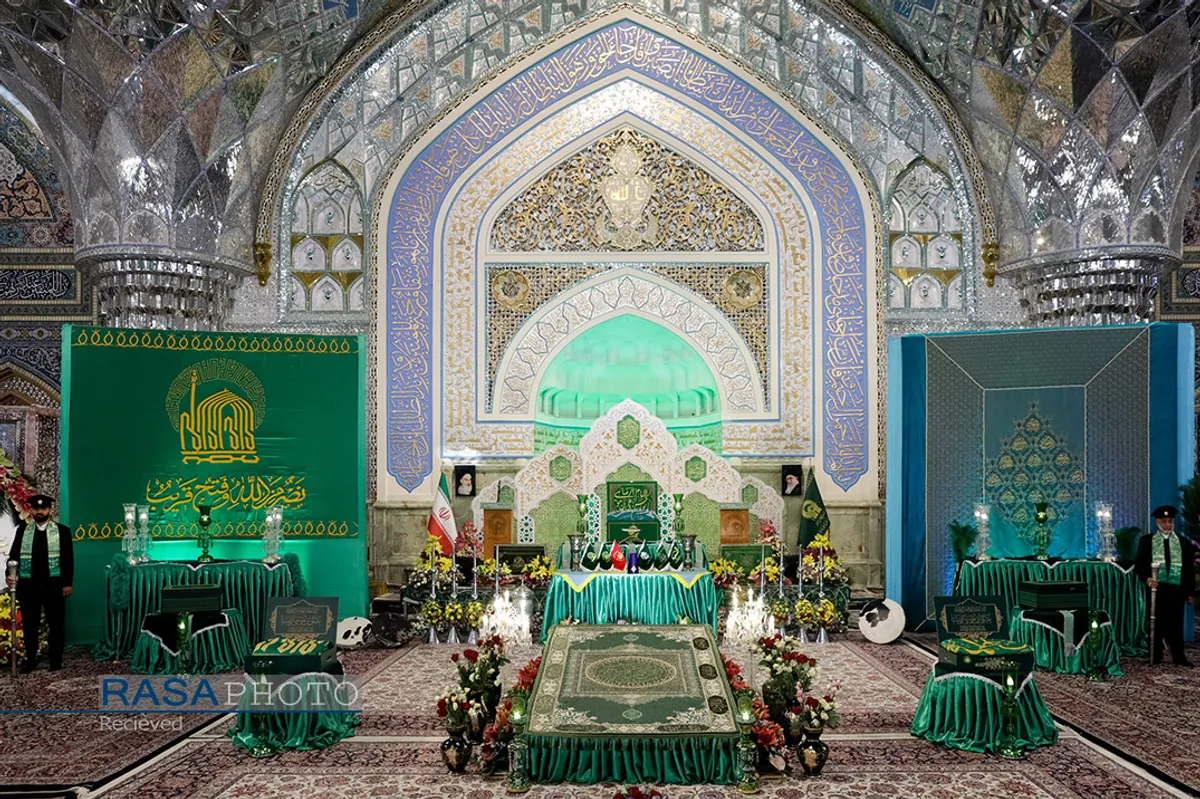 آیین تعویض پرچم گنبد منور رضوی در روز میلاد امام رضا(علیه&zwnj;السلام)