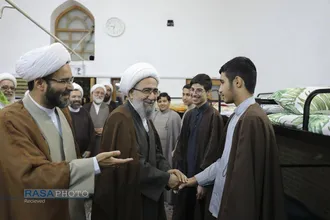 حضور آیت الله مروی در حجرات و گفتگوی صمیمی با طلاب در جریان بازدید از مدرسه علمیه جهانگیرخان قم