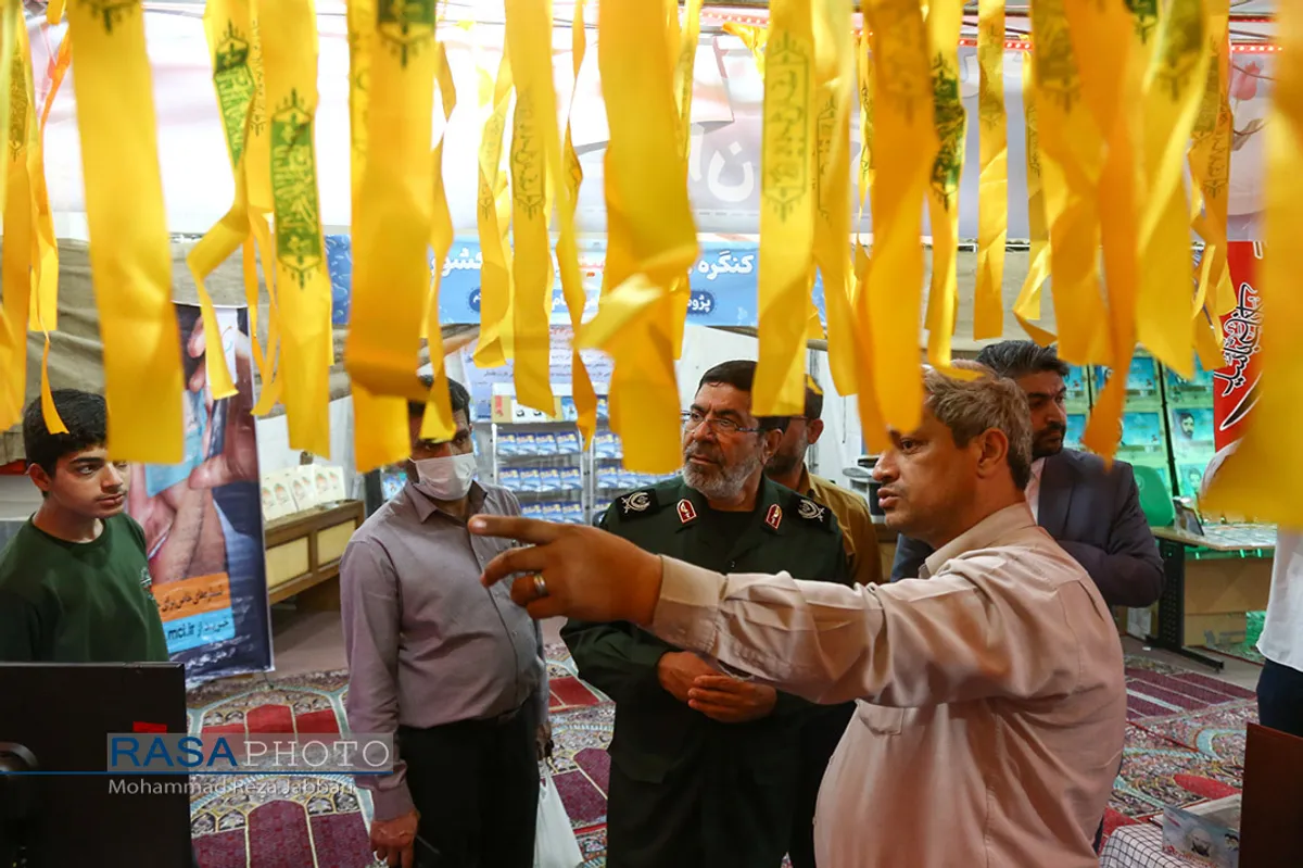 بازدید سردار رمضان شریف سخنگوی سپاه از نمایشگاه "ردای سرخ"