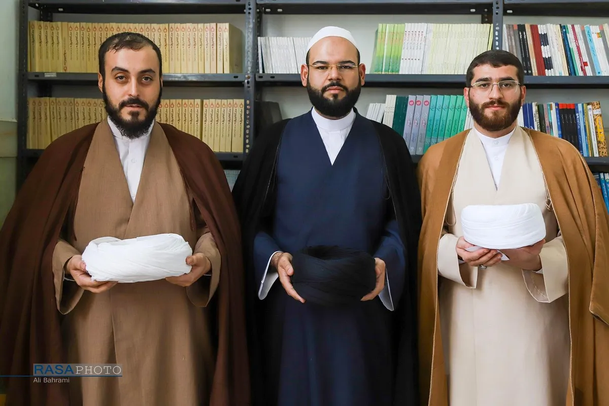 عمامه&zwnj;گذاری تعدادی از طلاب حوزه&zwnj;های علمیه در روز میلاد حضرت امام حسن عسکری (علیه&zwnj;السلام) توسط آیت الله شب&zwnj;زنده&zwnj;دار