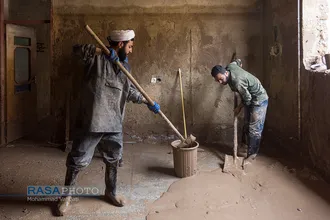 فعالیت گروه&zwnj;های جهادی طلاب و بسیجیان در مناطق سیل زده معمولان و حیات الغیب | جهاد ادامه دارد