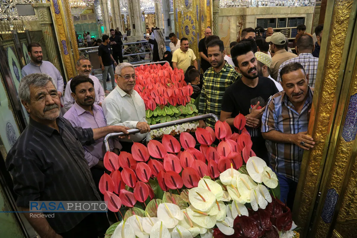 "گل آرایی ضریح مطهر حرم امام علی ع در آستانه عید بزرگ غدیر"