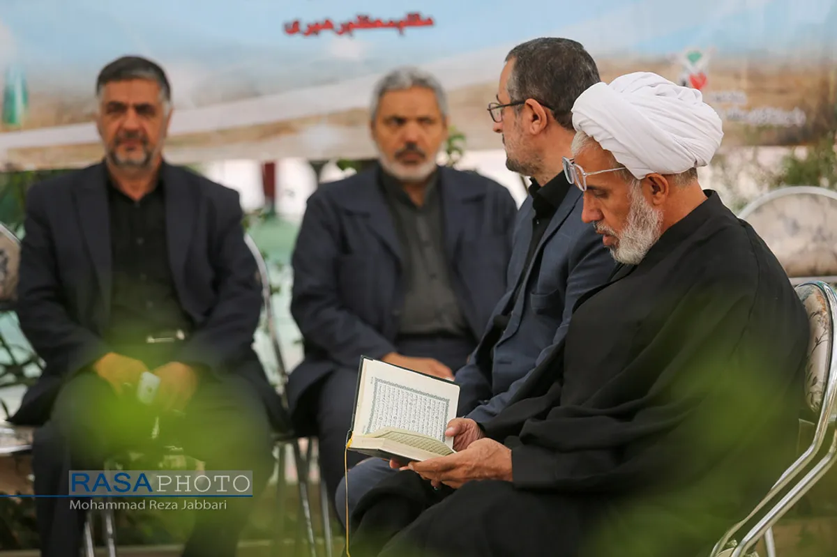 غبار روبی مزار شهدای دفاع مقدس توسط اعضا دفتر رهبری در قم