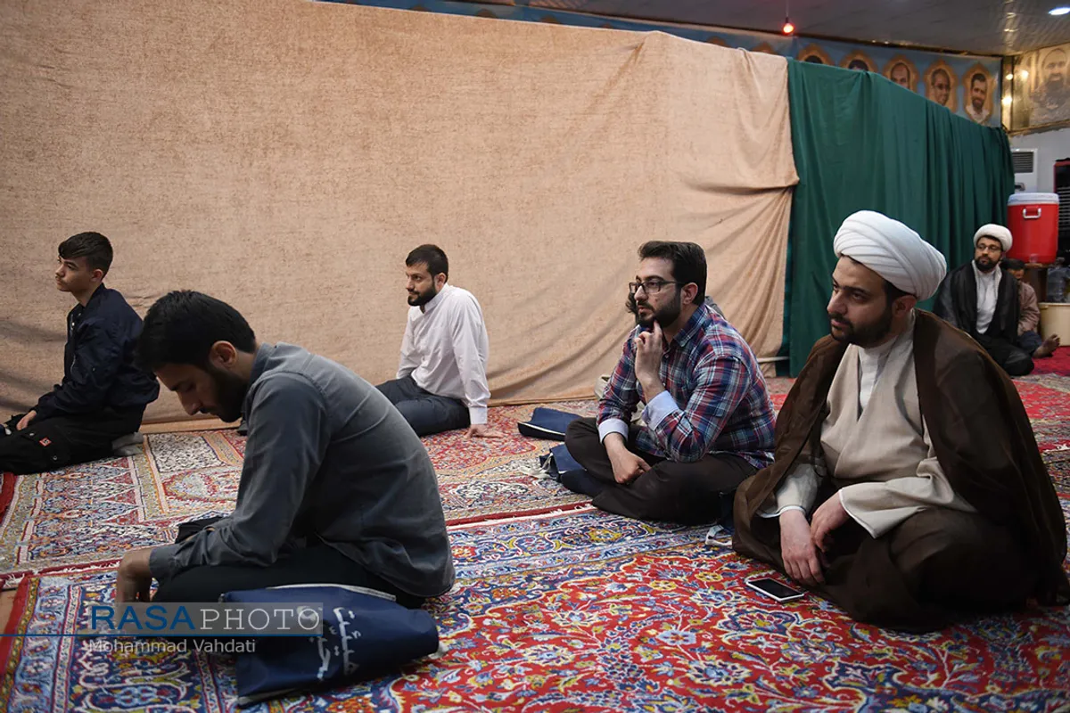 مناجات خوانی شب&zwnj;های ماه مبارک رمضان در هیئت محبین اهلبیت
