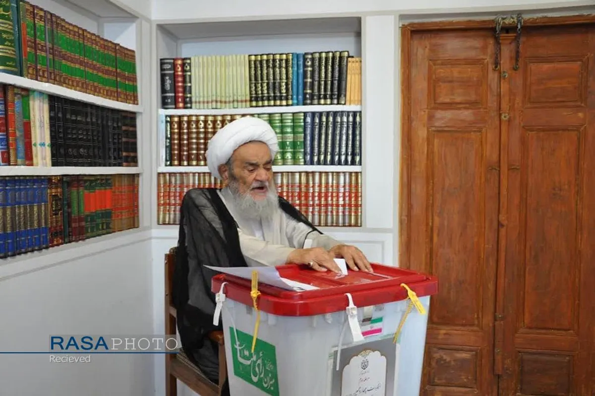 حضور حضرت آیت الله حسین مظاهری در پای صندوق رای دومین دوره چهاردهمین انتخابات ریاست جمهوری