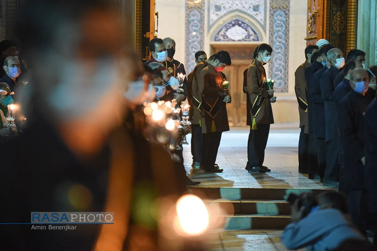 آیین لاله گردانی شب شام غریبان شهادت امام رضا(ع) در شیراز&lrm;