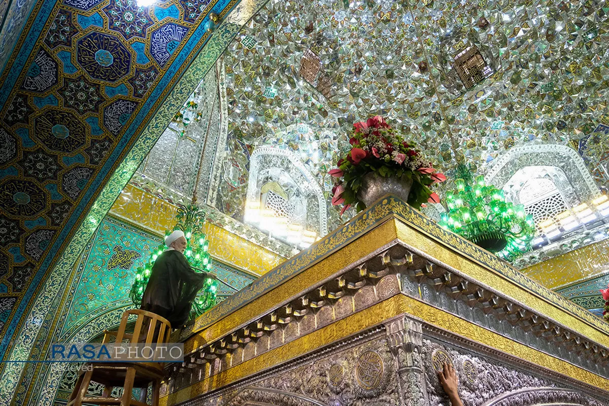 گل&zwnj;آرایی ضریح مطهر روضوی ویژه ولادت حضرت امام رضا (علیه السلام)