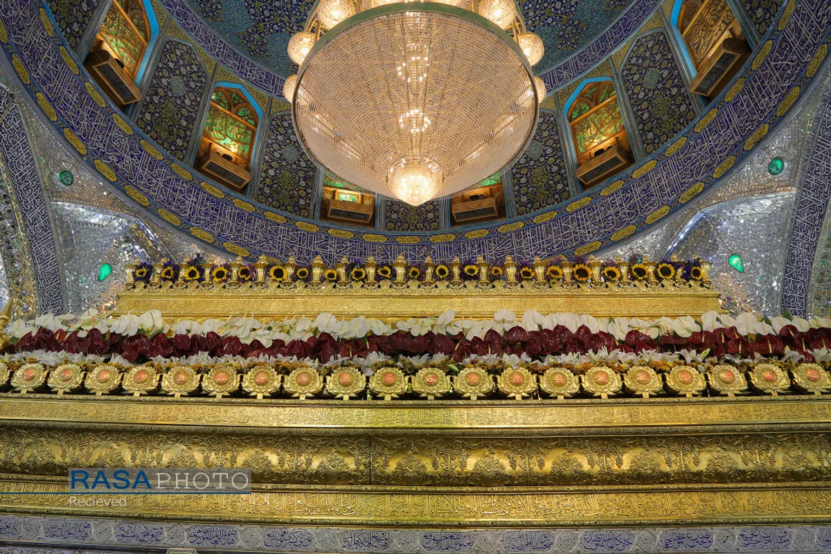 "گل آرایی ضریح مطهر حرم امام علی ع در آستانه عید بزرگ غدیر"
