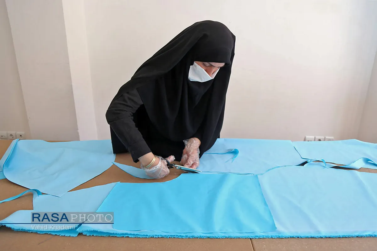 تولید ماسک و لباس بیمارستانی توسط بانوان جهادگر خراسان شمالی&lrm;