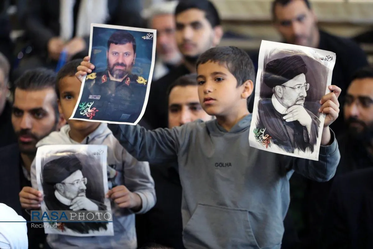 اقامه نماز توسط رهبر معظم انقلاب بر پیکر شهدای خدمت