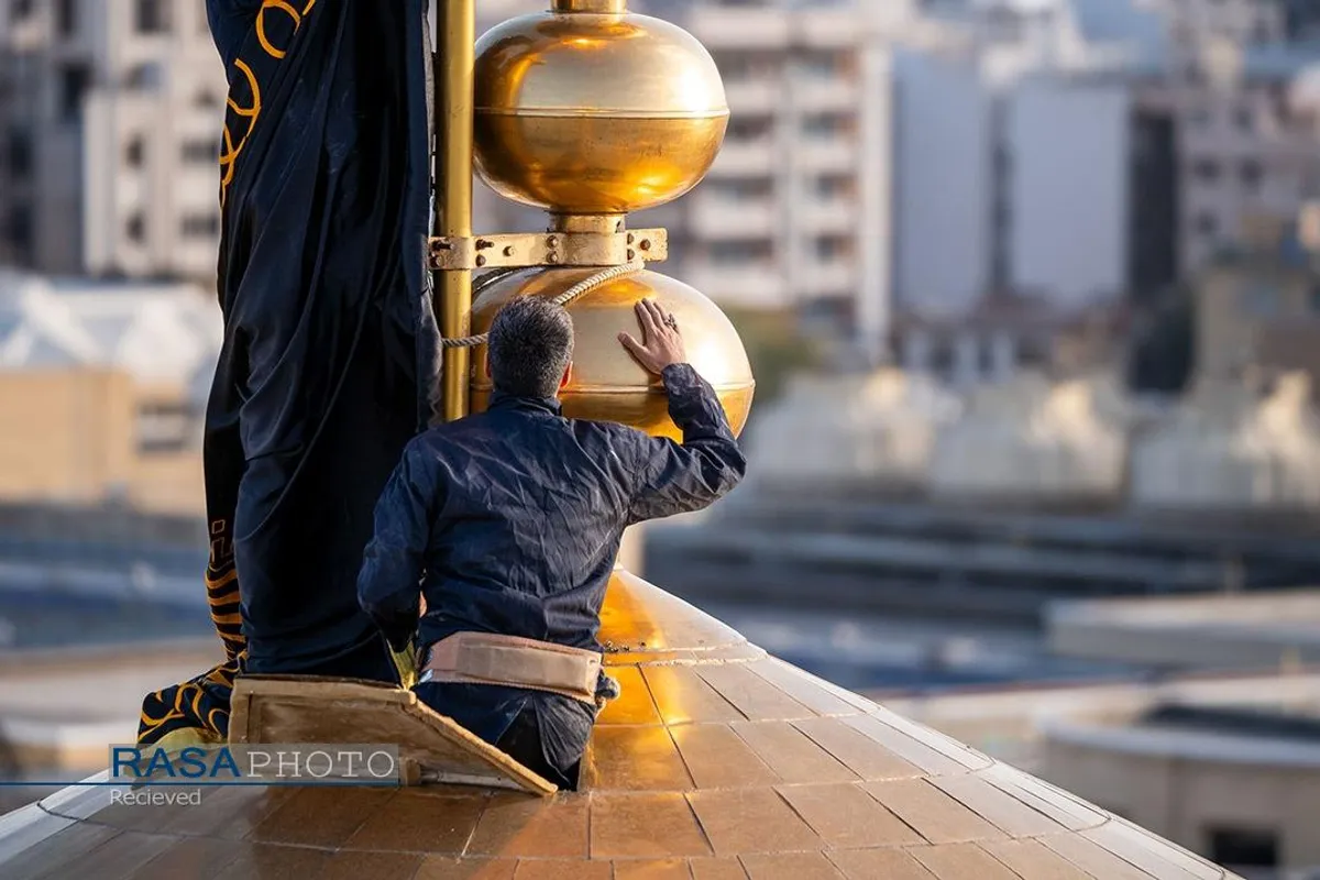 اهتزاز پرچم مشکی گنبد منور رضوی به مناسبت شهادت دبیر کل حزب الله لبنان