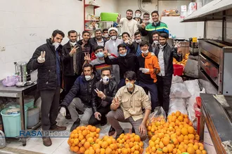 تهیه آبمیوه طبیعی برای بیماران کرونایی در شیراز&lrm;