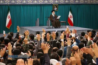 دیدار جمعی از رأی اولی&zwnj;ها و خانواده&zwnj;های شهدا با رهبر انقلاب