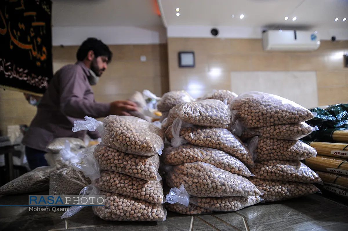 هیئتی&zwnj;ها در میدان مبارزه با کرونا | بسته بندی و توزیع مواد غذایی و بهداشتی برای خانواده های نیازمندان مبتلا به کرونا توسط هیئت کف العباس (ع) قم
