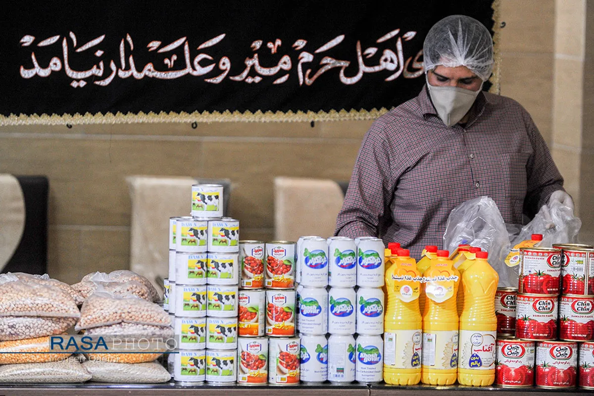 هیئتی&zwnj;ها در میدان مبارزه با کرونا | بسته بندی و توزیع مواد غذایی و بهداشتی برای خانواده های نیازمندان مبتلا به کرونا توسط هیئت کف العباس (ع) قم