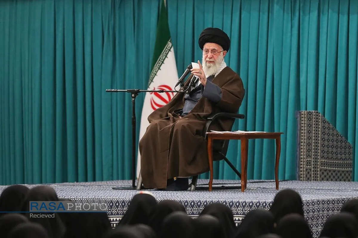 دیدار جمعی از رأی اولی&zwnj;ها و خانواده&zwnj;های شهدا با رهبر انقلاب