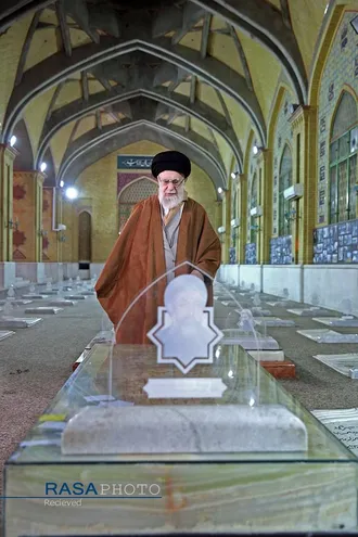 حضور مقام معظم رهبری در مرقد مطهر امام راحل (ره) و گلزار شهدای بهشت زهرا (سلام&zwnj;الله&zwnj;علیها)
