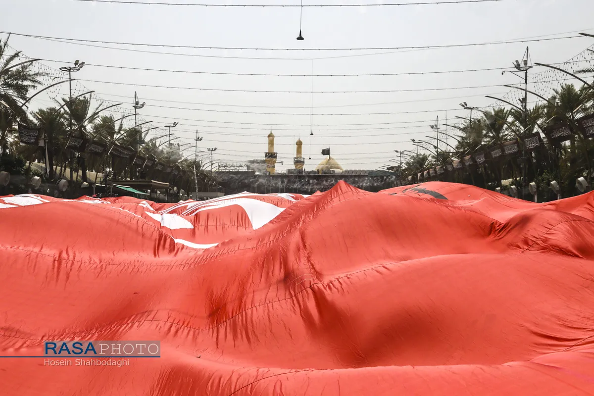 رونمایی از بزرگترین پرچم خونخواهی رهبر شهید انقلاب در بین الحرمین
