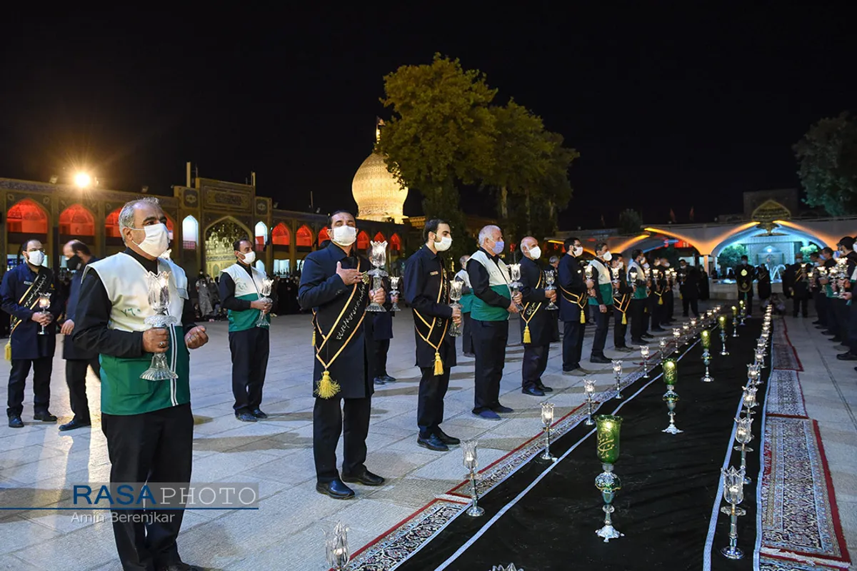 آیین لاله گردانی شب شام غریبان شهادت امام رضا(ع) در شیراز&lrm;